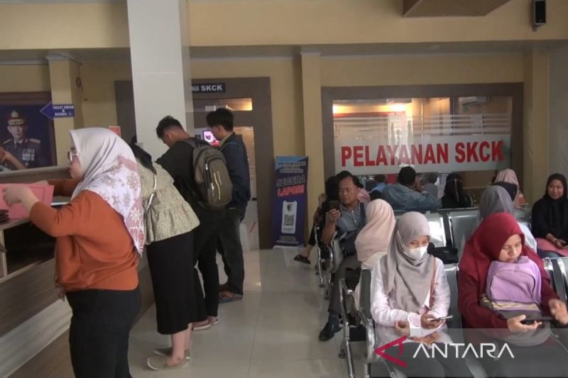 Sejumlah masyarakat saat mengantri pembuatan SKCK di Polresta Bengkulu. (gemapos/ant)